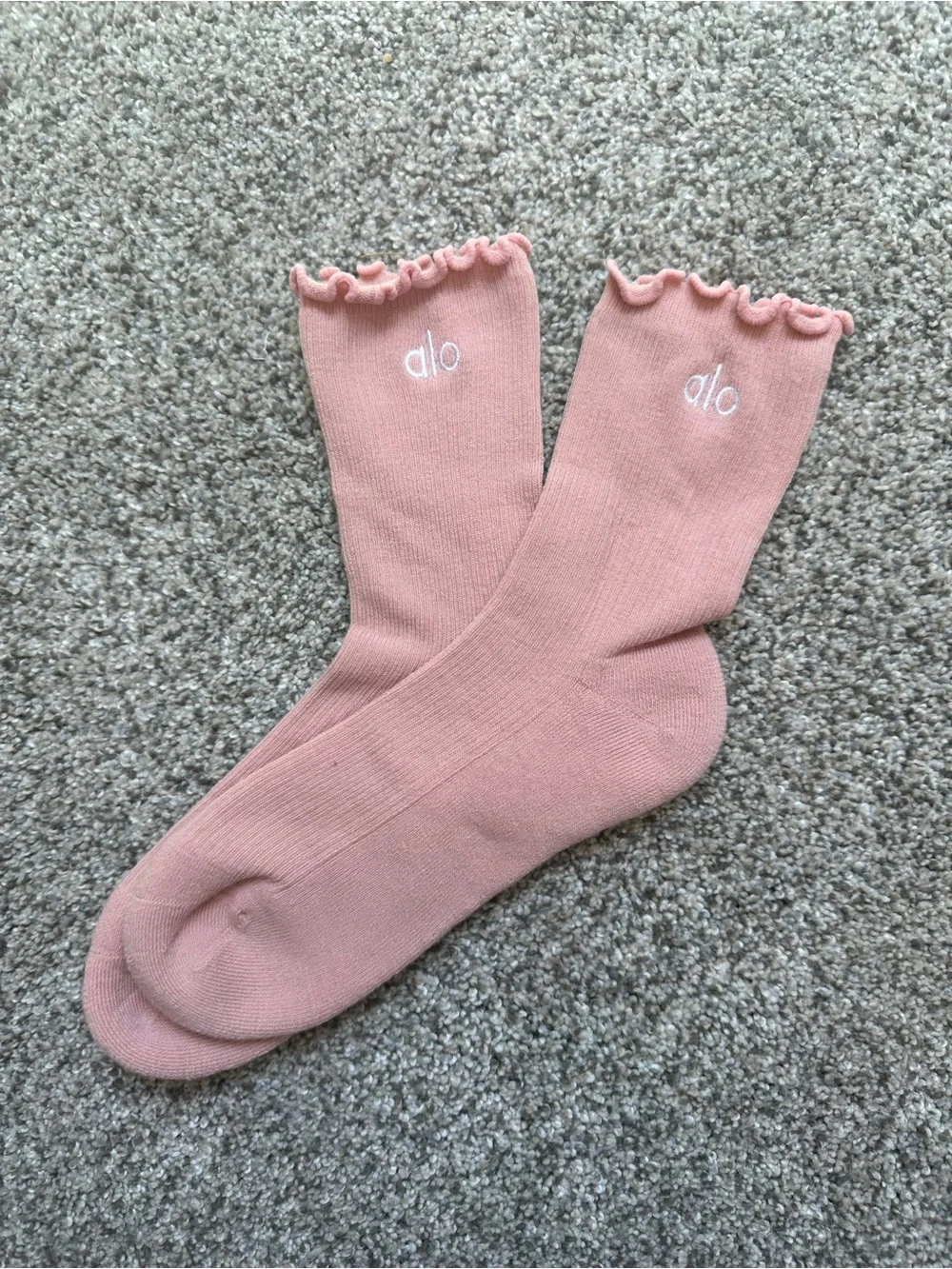 alo look alike socks! Women's Ribbed Scallop Crew Socks in Dusty Rose